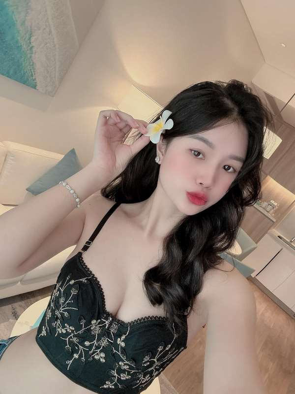 Hình nền 4K Hoài Thư Trần bikini trắng