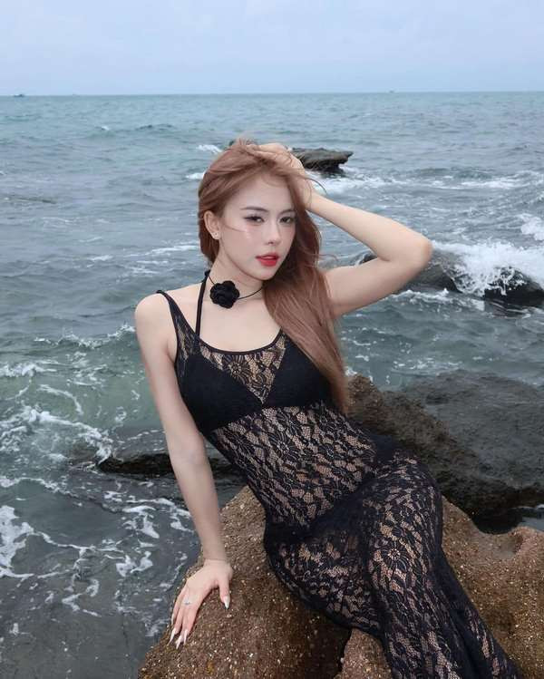 alt text: Hình nền 4K Tiktoker Ngân Hà diện bikini màu xanh dương, tươi mát và năng động