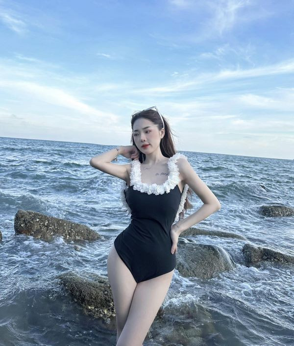 Hình ảnh Tiktoker Hồng Lê bikini, thần thái tự tin và cuốn hút