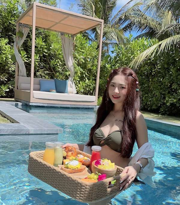 Hồng Lê tự tin khoe dáng trong bộ bikini, thần thái cuốn hút