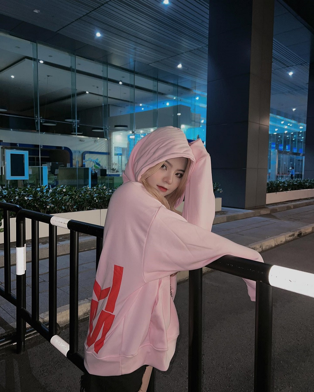 Reency Ngô trong áo hoodie hồng