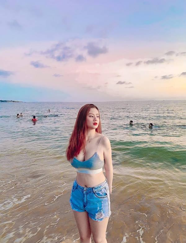 alt: Tô Quỳnh Hương tươi tắn với bikini họa tiết