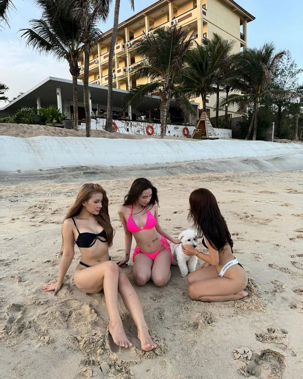 Quỳnh Như diện bikini nổi bật trên bãi biển