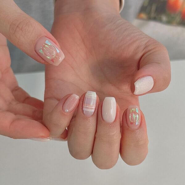 Mẫu nail đơn giản với gam màu pastel