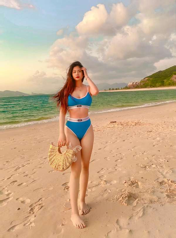 alt: Tô Quỳnh Hương trong bộ bikini màu xanh