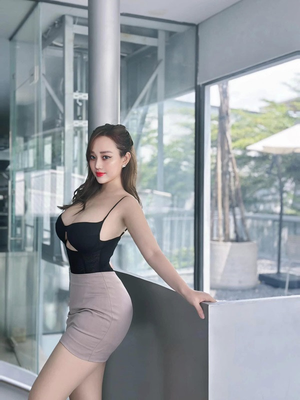 alt: Chu Uyên Phương khoe vòng một gợi cảm