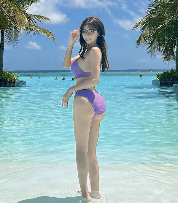 Eimi Fukada trong bộ bikini màu đỏ quyến rũ