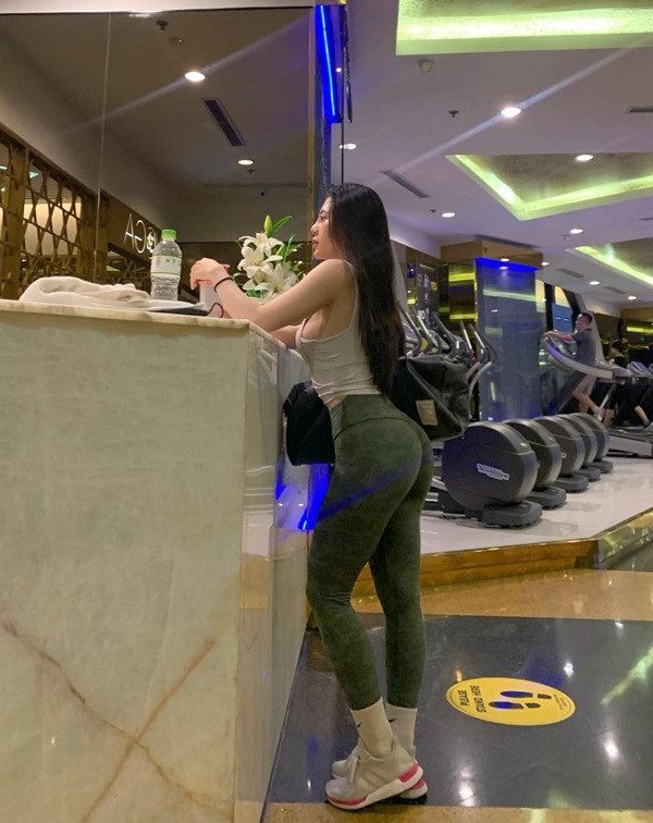 Gái xinh tập gym với quần bó sát