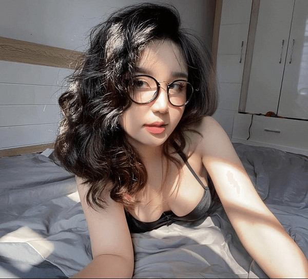 Hình ảnh gái xinh tóc ngắn đeo kính, phong cách thời trang sành điệu.