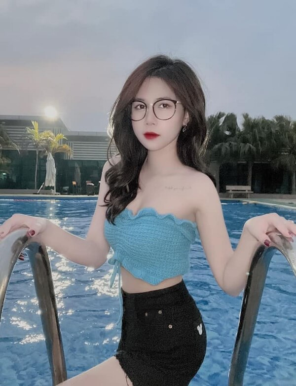 Hình ảnh gái xinh tóc ngắn đeo kính, phong cách hiện đại.