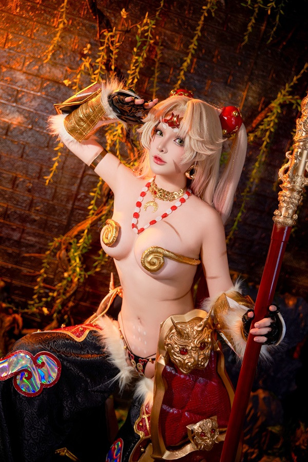 Hình ảnh Phạm Minh Châu cosplay