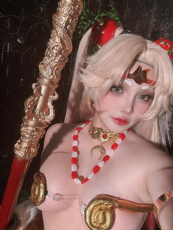 Hình ảnh Phạm Minh Châu cosplay