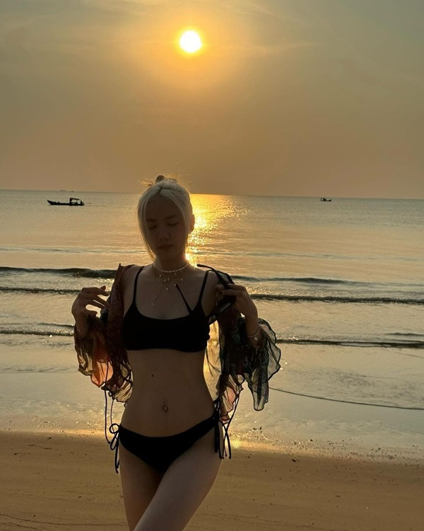 alt text: Phương Ly trong bộ bikini