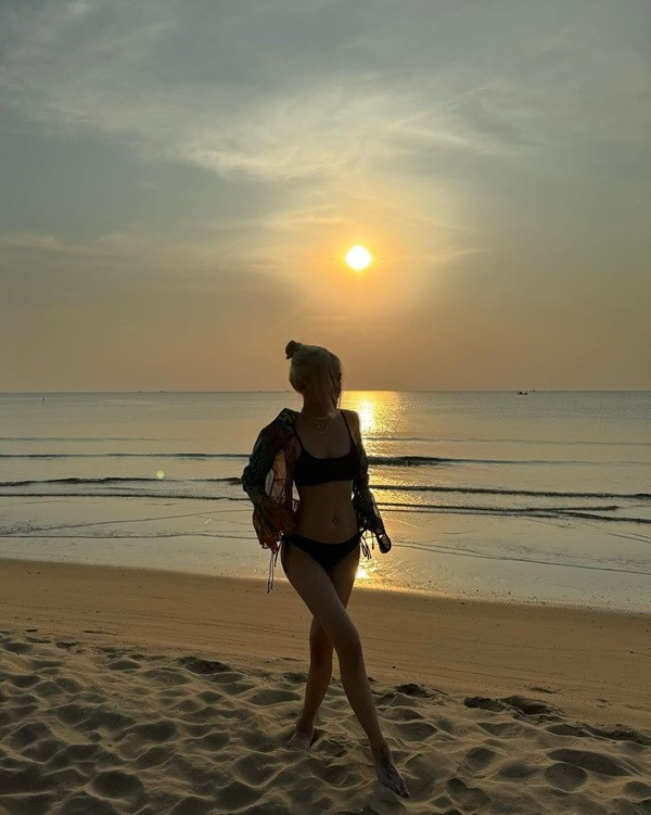 alt text: Phương Ly khoe dáng với bikini