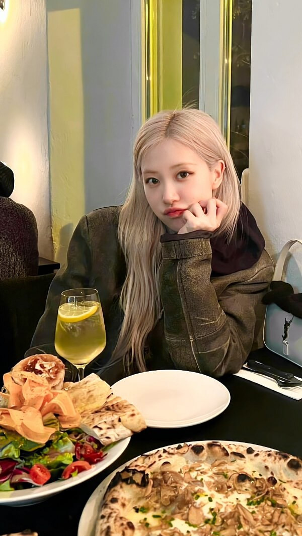 Rosé Blackpink với nụ cười tỏa nắng