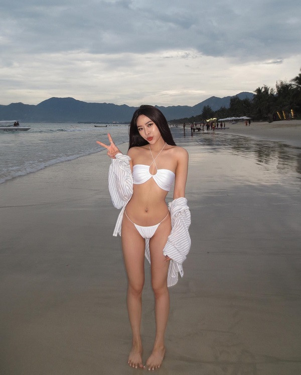 Hình nền 4K Linh Mèo bikini thần thái cuốn hút