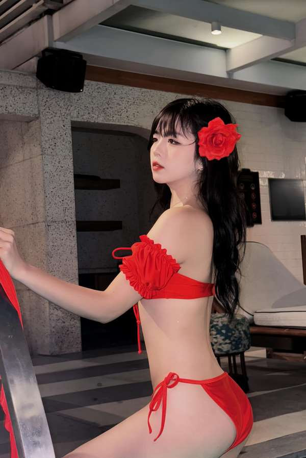 alt: Hình nền 4K Thanh Tuyến Nguyễn bikini