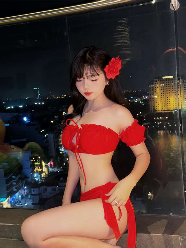 alt: Thanh Tuyến Nguyễn tự tin khoe dáng với bikini