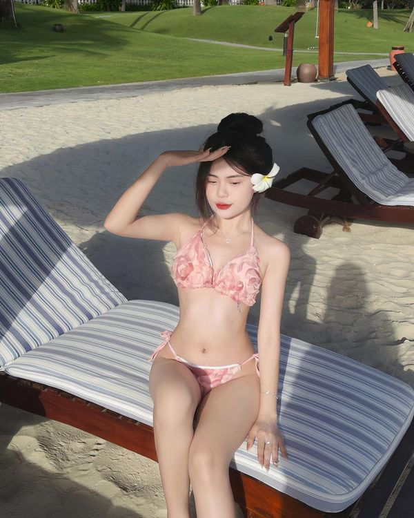 TikToker Thu Phương trong bộ bikini màu đen