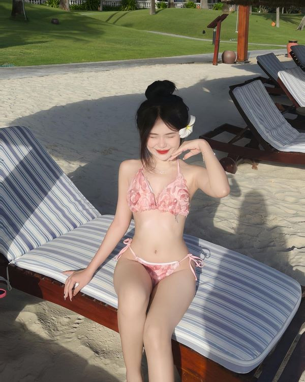 Thu Phương diện bikini hai mảnh