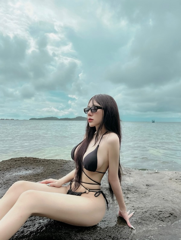 Hình nền Trần Lê Trúc Quỳnh bikini màu xanh quyến rũ