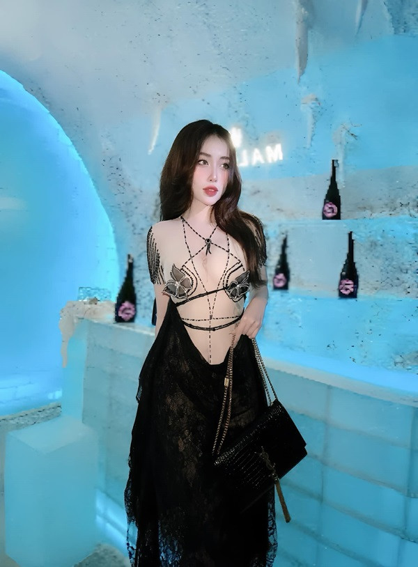 Hotgirl Trần Ngọc Thanh Hà với bikini họa tiết