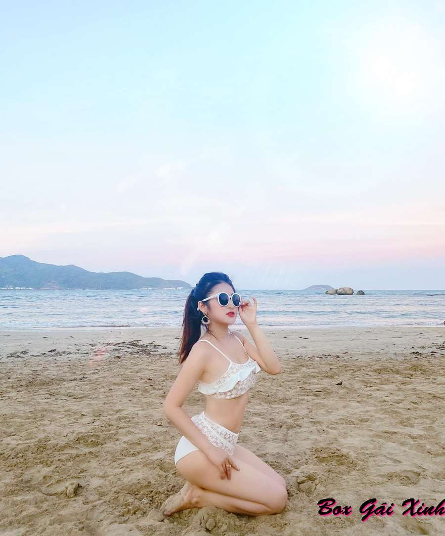 Hình ảnh Bùi Hồng Anh mặc bikini khoe vóc dáng nóng bỏng