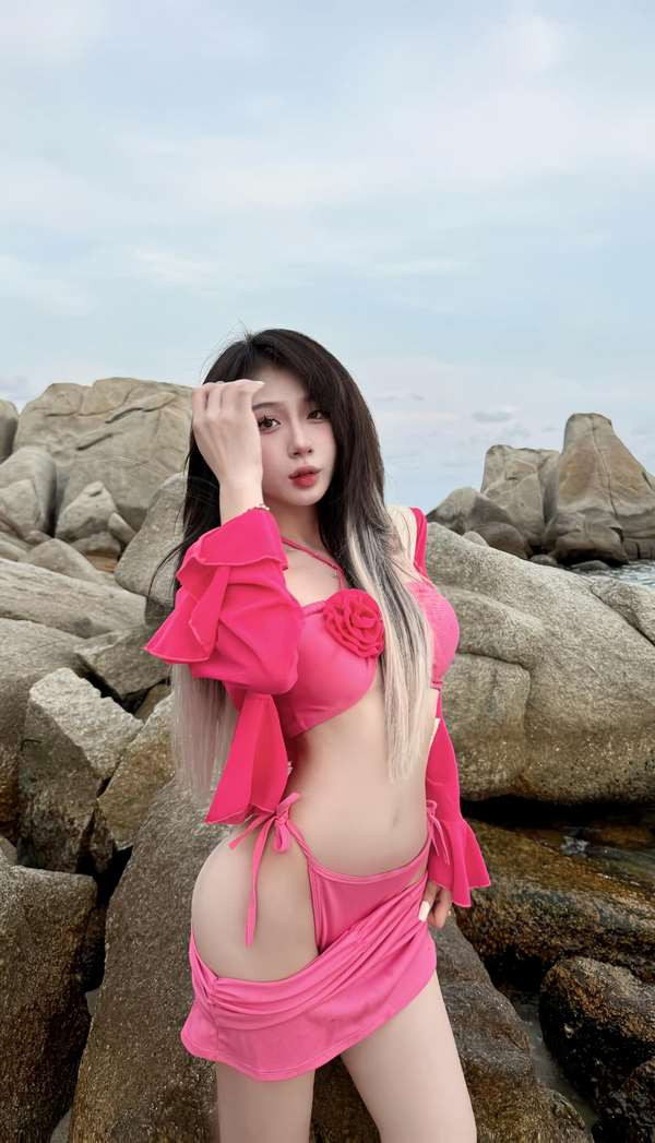 Hình nền 4K Bùi Thị Quỳnh Hương bikini