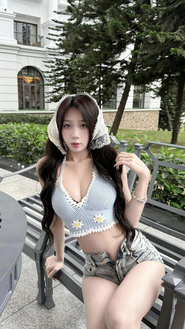 Hình nền 4K Bùi Thị Quỳnh Hương bikini