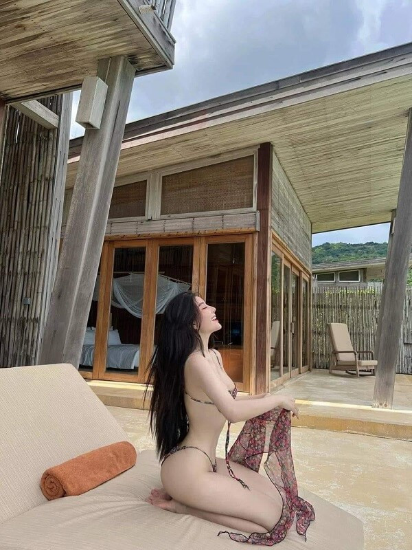 Gái xinh bikini màu sắc tươi sáng