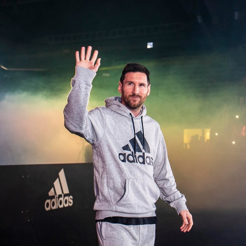 Hình nền Messi với chiếc cúp vàng World Cup