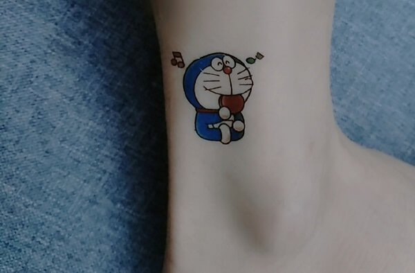 Hình xăm Doraemon với bánh rán