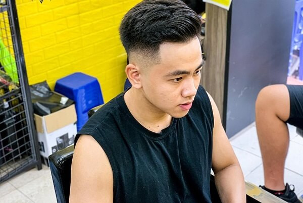 Tóc mohican chéo với phần hai bên được cắt fade