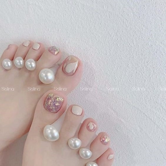 Mẫu nail chân 2023 với gam màu tươi sáng