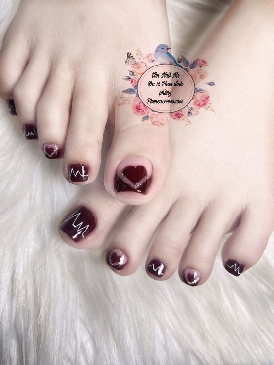 Mẫu nail chân đỏ họa tiết chấm bi