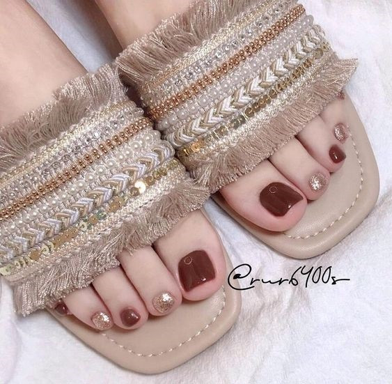 Mẫu nail chân đỏ họa tiết kẻ sọc