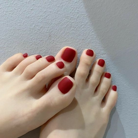 Mẫu nail chân màu đỏ đậm