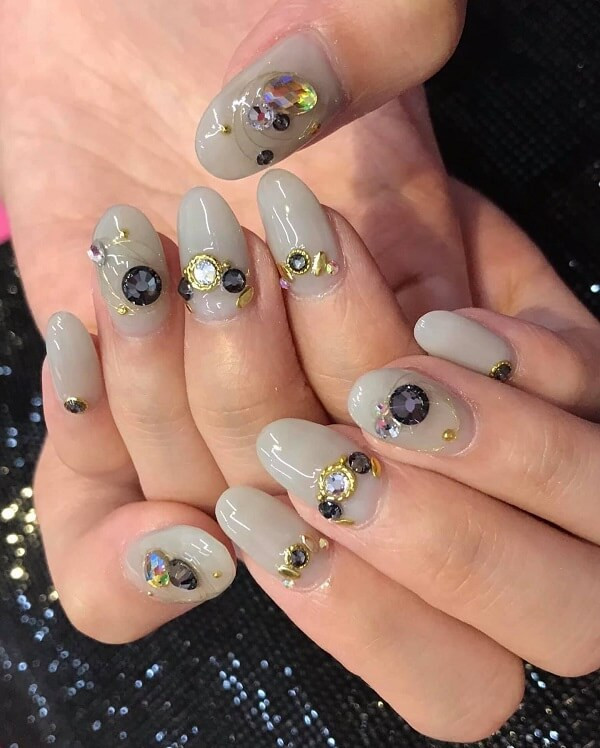 Mẫu nail đi biển với họa tiết chấm bi