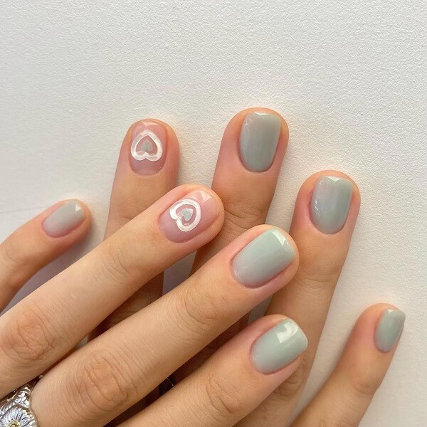 Mẫu nail đơn giản với họa tiết hoa nhỏ