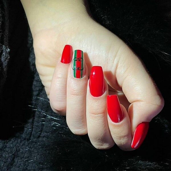 Mẫu nail Gucci đính đá và họa tiết logo