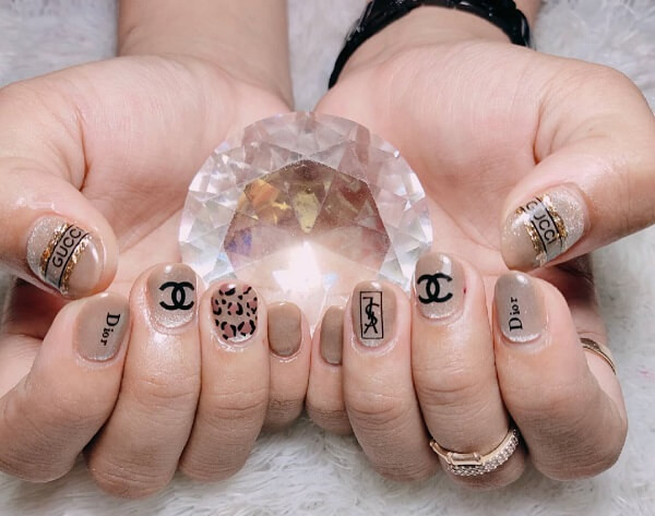 Mẫu nail Gucci đính đá và họa tiết hoa