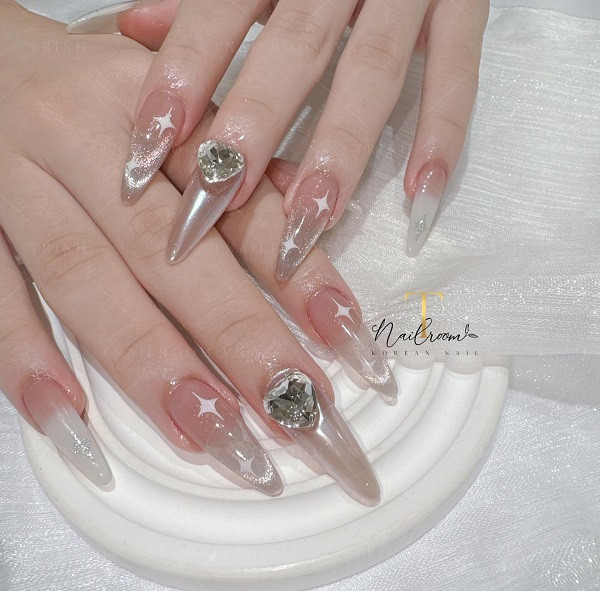 Mẫu nail hồng thạch đính đá hình hoa