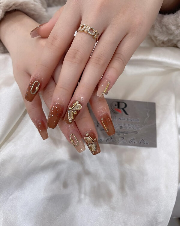 Mẫu nail màu nâu kết hợp họa tiết