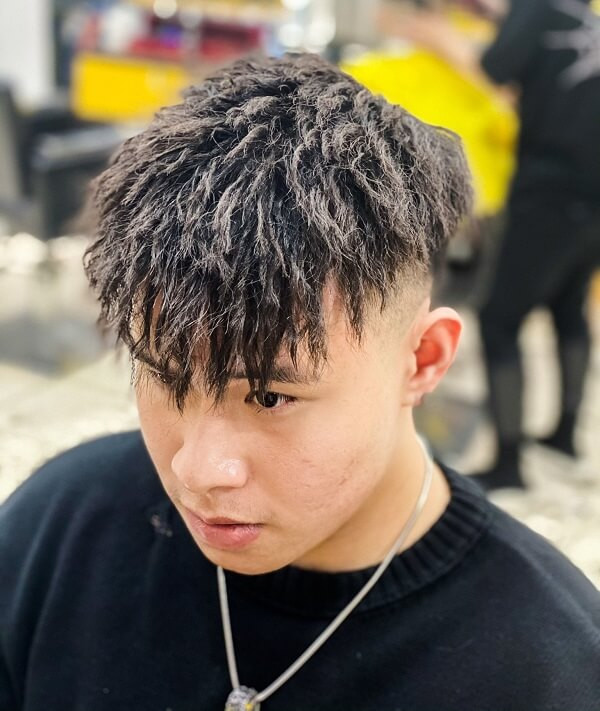 Mohican uốn con sâu với phần tóc mái được uốn xoăn nhẹ nhàng