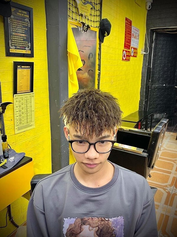 Kiểu tóc mohican uốn con sâu kết hợp undercut