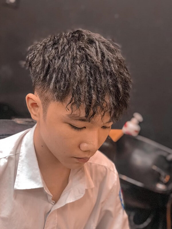 Mohican uốn con sâu với độ dài vừa phải