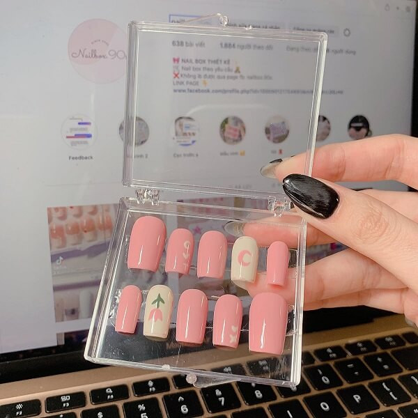 Mẫu nail box đính charm dễ thương