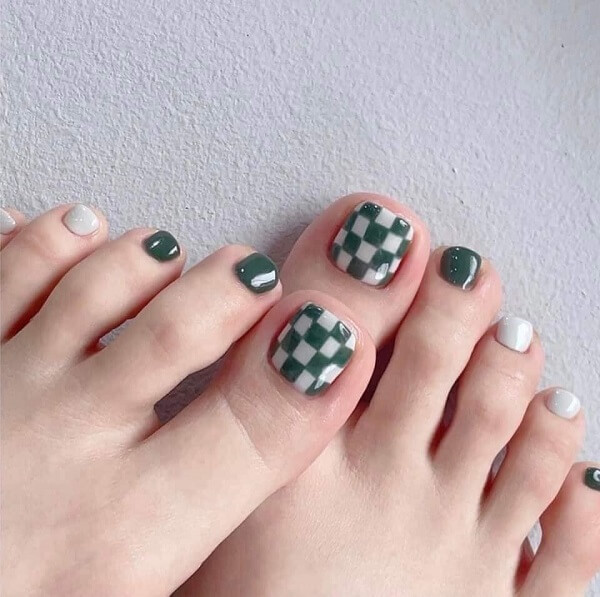 Mẫu nail caro kết hợp họa tiết