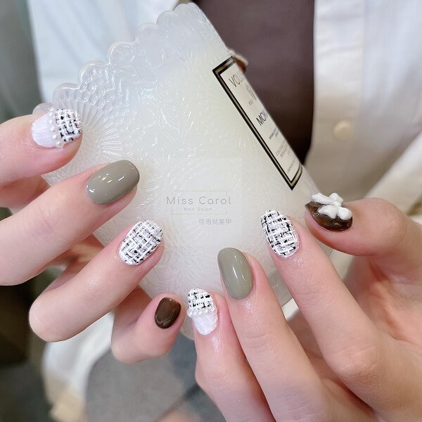 Mẫu nail caro đính đá