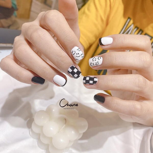 Mẫu nail caro kẻ sọc